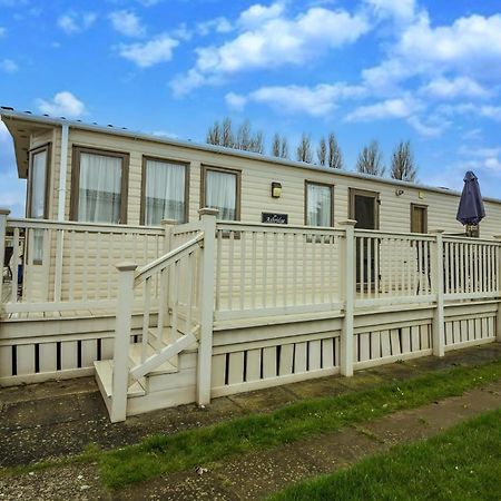 6 Berth Caravan With Decking At Manor Park In Hunstanton Ref 23017H Екстериор снимка