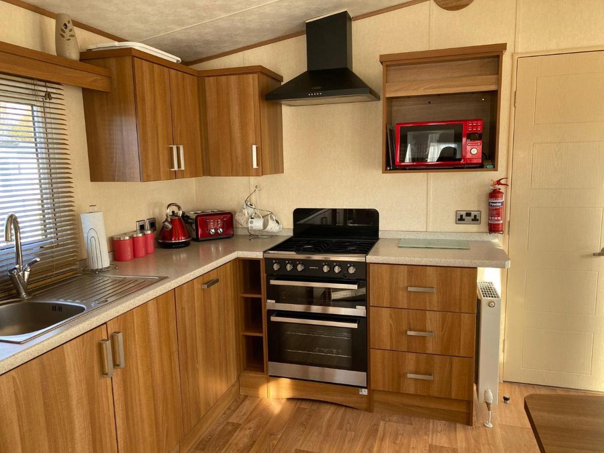 6 Berth Caravan With Decking At Manor Park In Hunstanton Ref 23017H Екстериор снимка