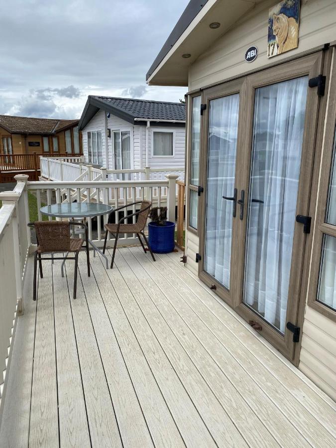 6 Berth Caravan With Decking At Manor Park In Hunstanton Ref 23017H Екстериор снимка