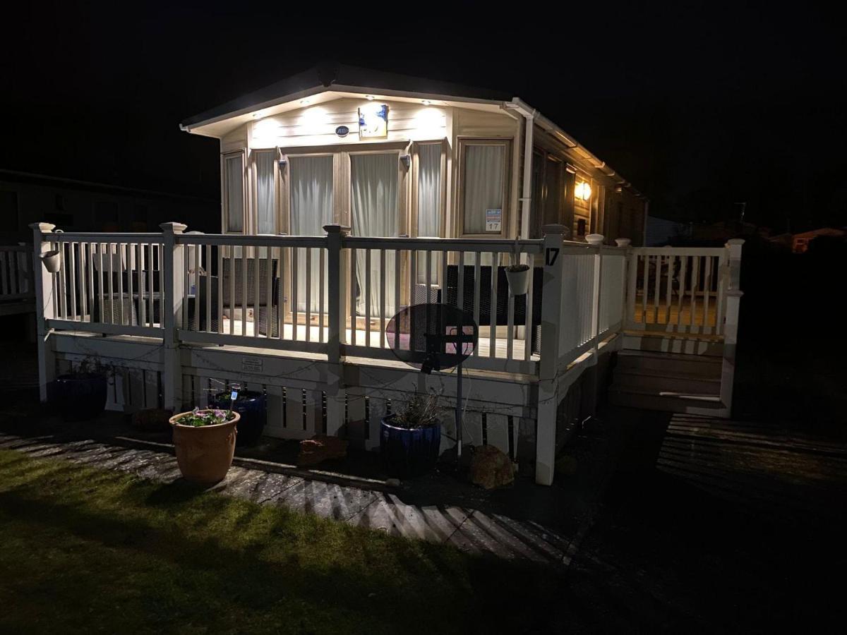 6 Berth Caravan With Decking At Manor Park In Hunstanton Ref 23017H Екстериор снимка