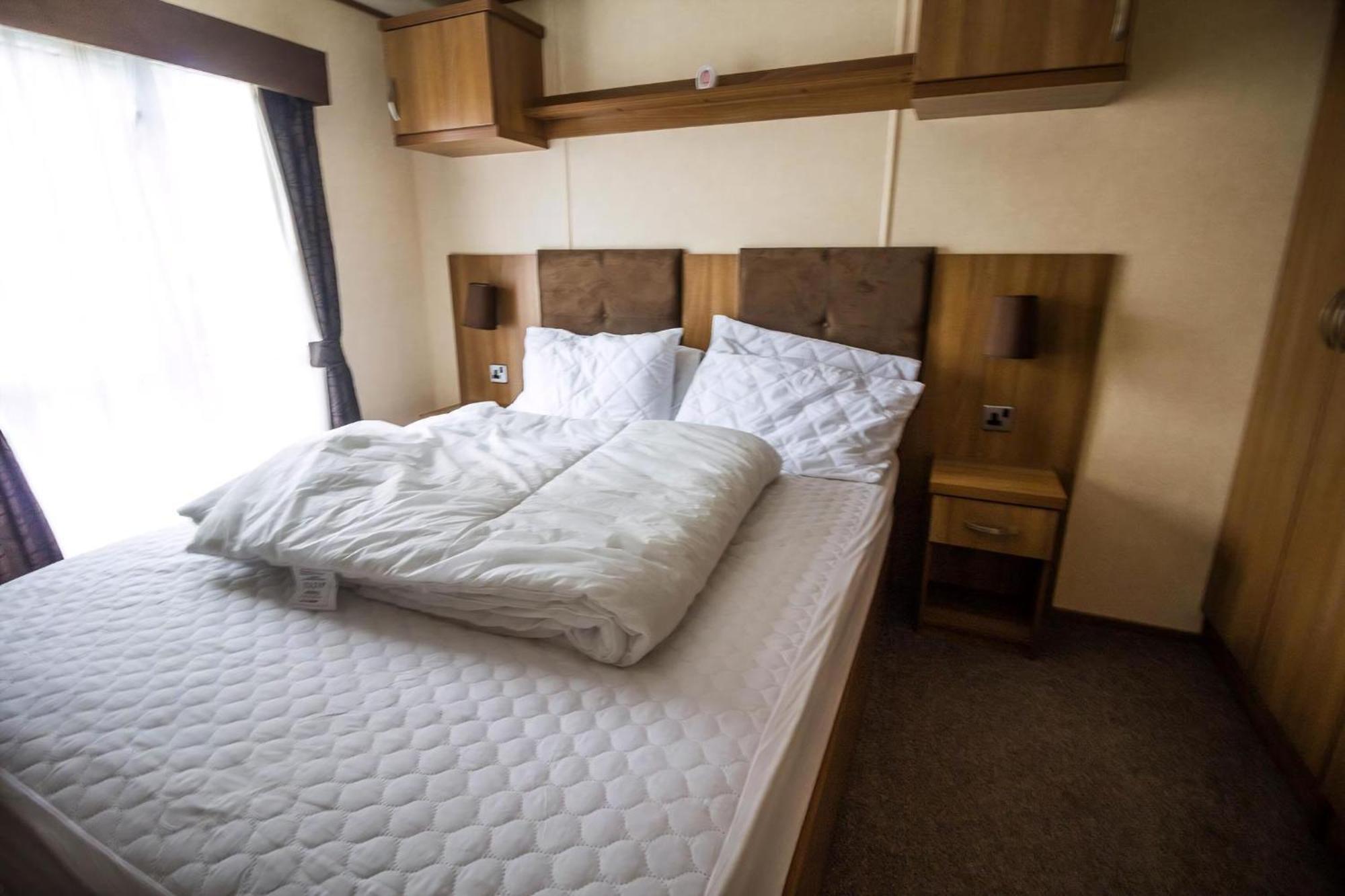 6 Berth Caravan With Decking At Manor Park In Hunstanton Ref 23017H Екстериор снимка